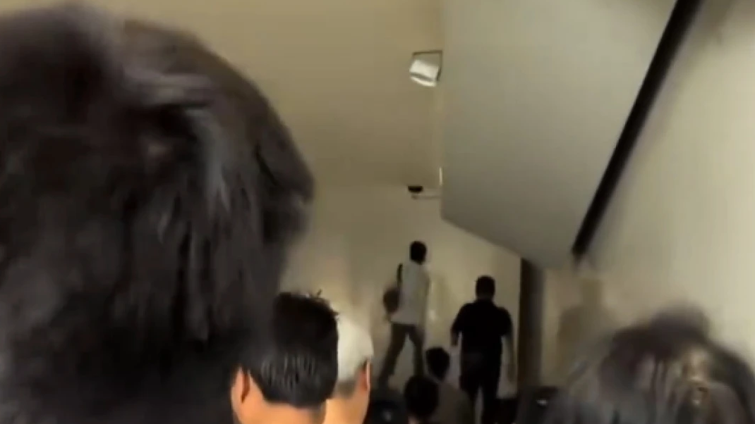 女生被迫吸二手烟怒吼抽烟的把烟掐了