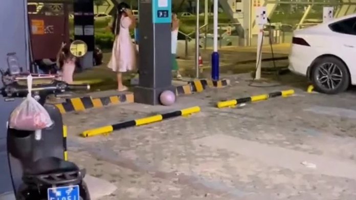 多名小孩用充电枪荡秋千 客服回应