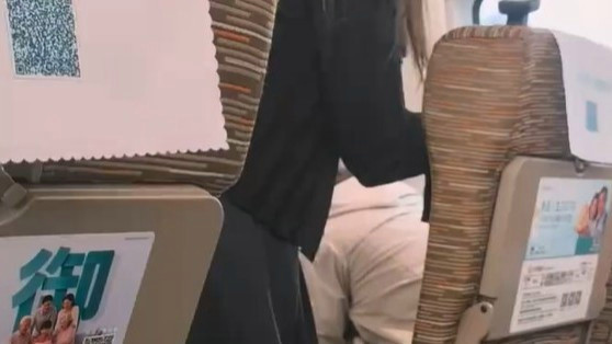 女子高铁上和男友开免提打1小时电话