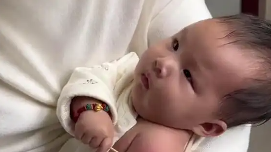 三个月宝宝打完针自己拿棉签按针眼