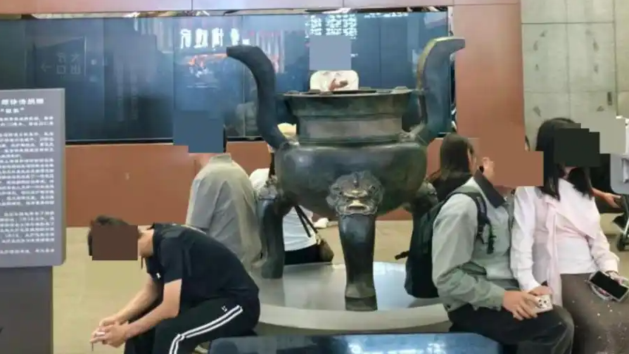 清代文物成游客休息靠背 馆方回应