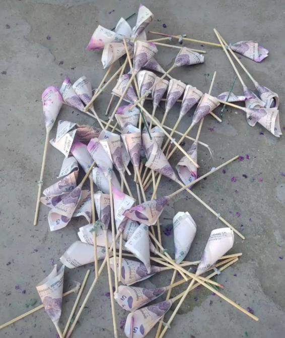 垃圾桶里捡72张5元纸币 疑被做成花束