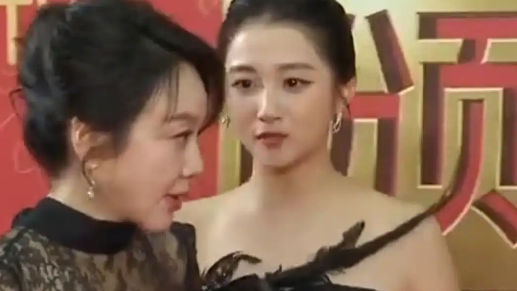 关晓彤闫妮转圈让C位