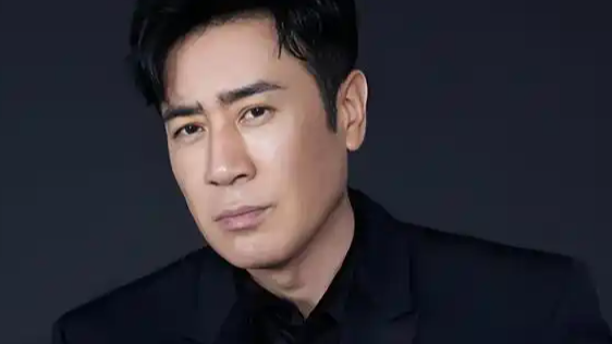 于和伟飞天奖红毯步履蹒跚