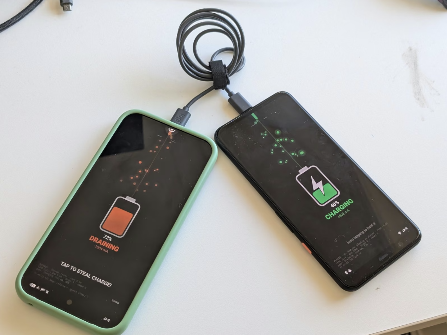 开发者利用双口 USB-C 线打造“比拼手速”对战游戏，输家手机消耗自身电量给赢家充电