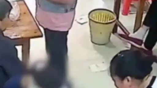 老板轻拍顾客提醒上菜 顾客摔盘离开