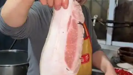 中新网评“三片回锅肉105元”