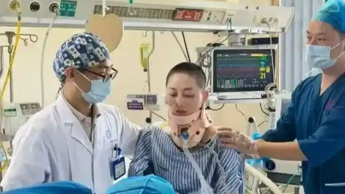 网红晚安安从35楼坠落生还 右腿截肢