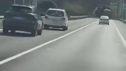 高速交警硬核喊话“龟速车”