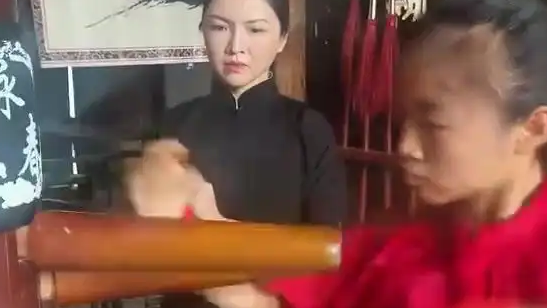 16岁女孩打咏春拳快出残影