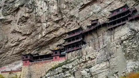 男子在悬空寺做引体向上 警方已立案