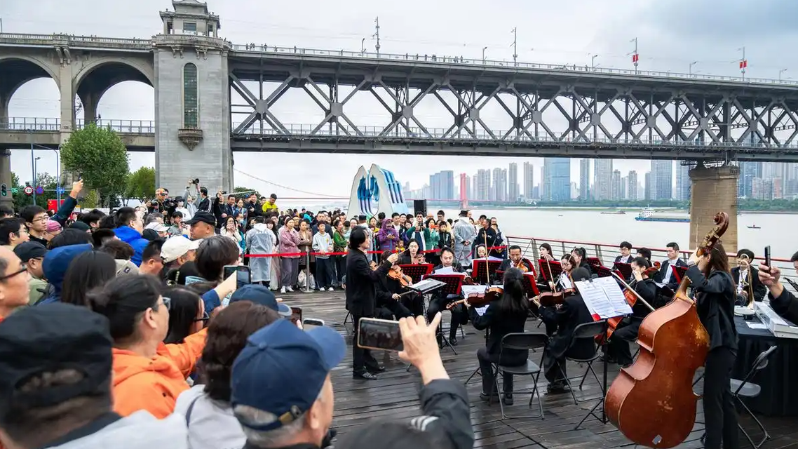全国客流持续高位运行