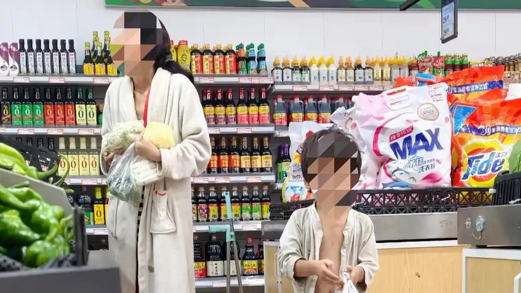 母子衣衫不整街头游荡 官方回应