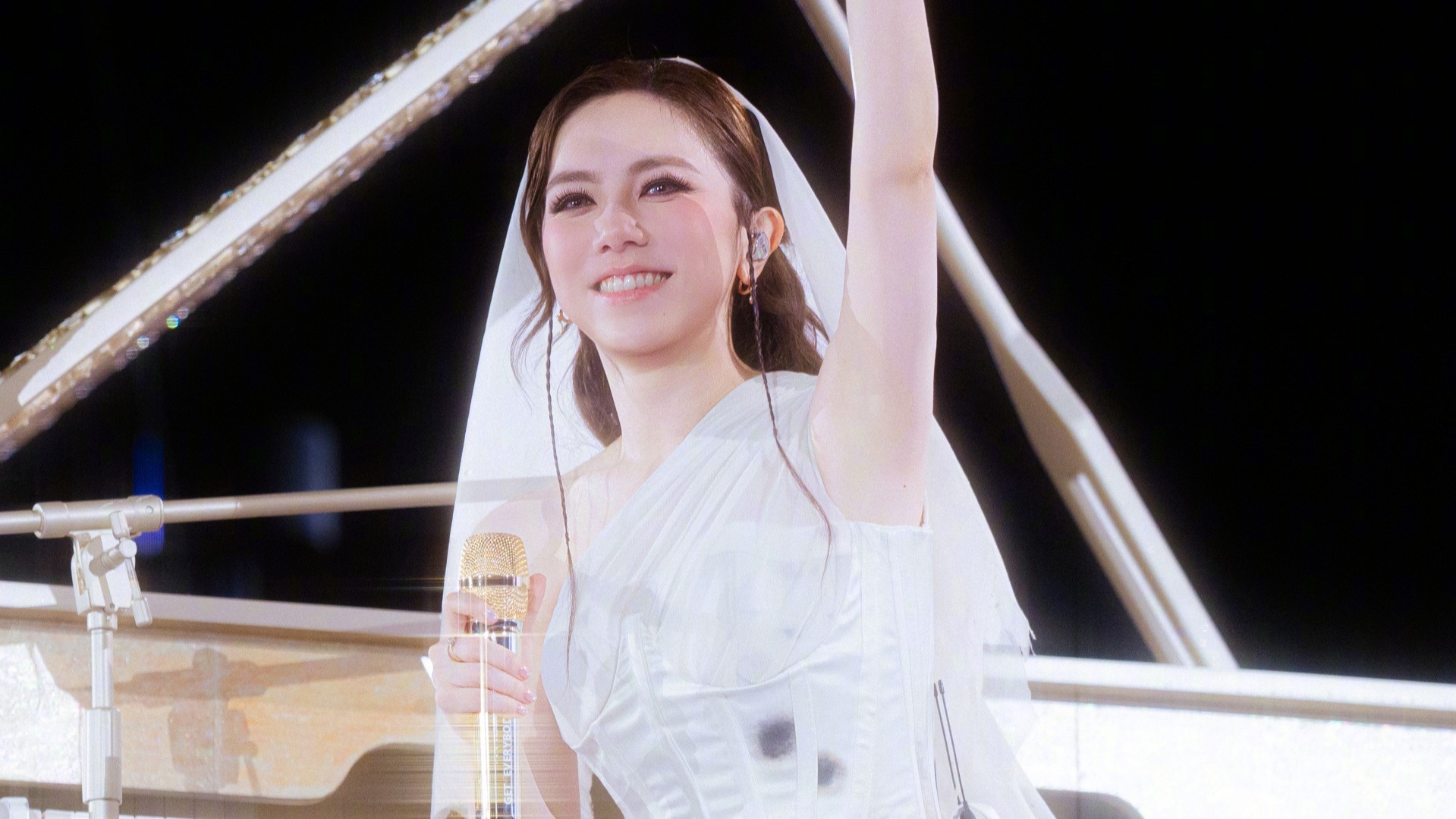 曝邓紫棋结婚