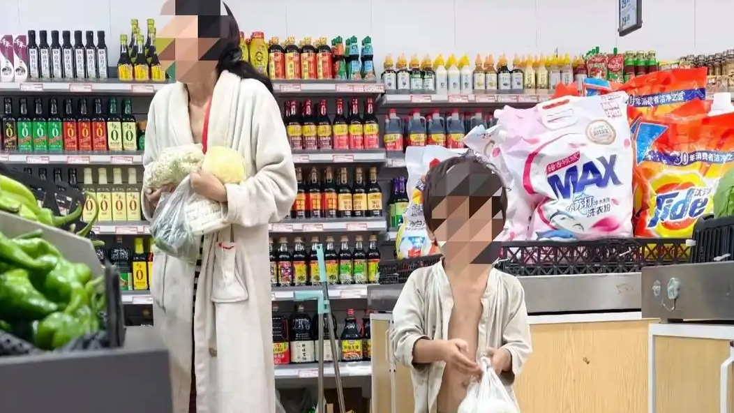 小男孩被曝衣衫不整跟随母亲游荡