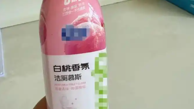 “以为是饮料 尝了一口是洁厕剂”