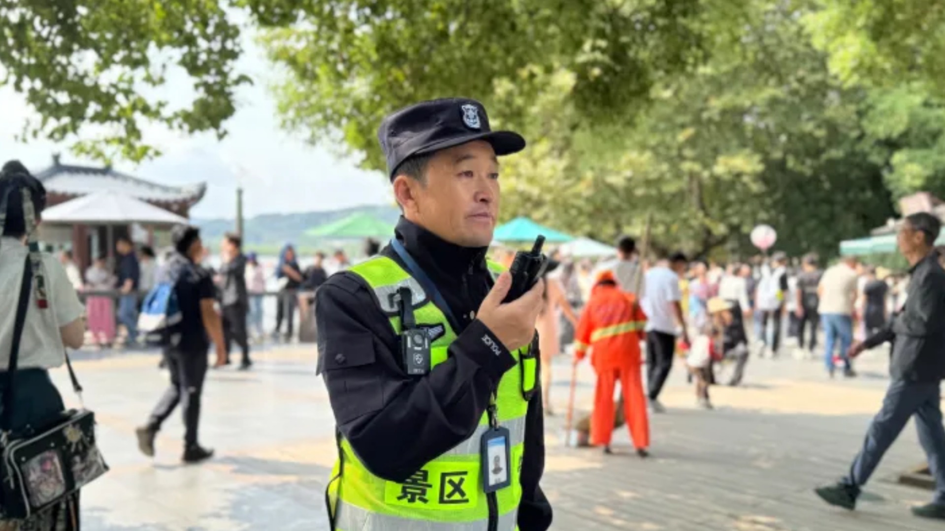 “哈喽 你这个帽子在景区里不行的”