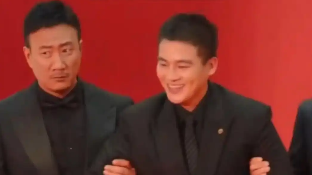 胡军李乃文架着欧豪走红毯