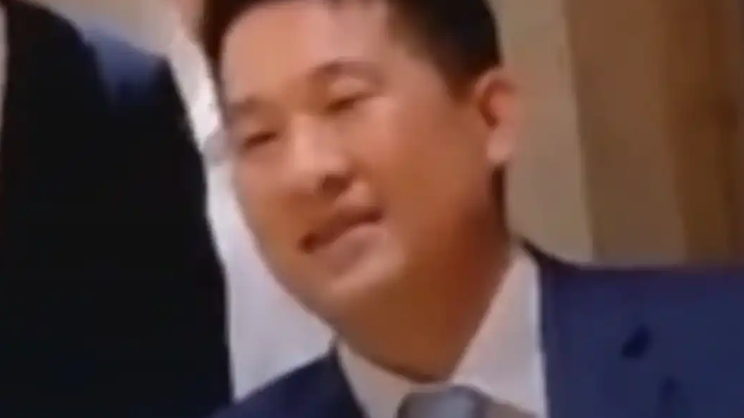 妙瓦底赌诈头目吃着饭被抓