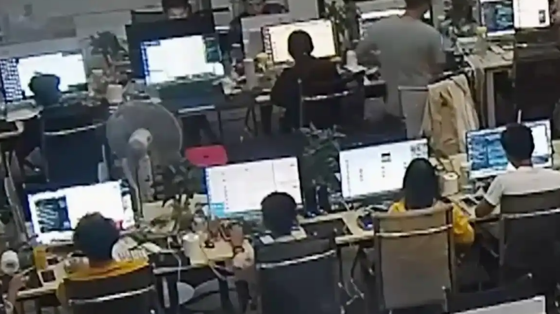 电诈集团手段残忍 男子被逼到割腕